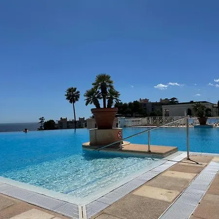 Piscine Vue Parking 4 Personnes